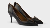 Sepatu Prada terbaru yang digadang-gadang menjiplak Punjabi jutti dari India Utara. (dok. Prada)