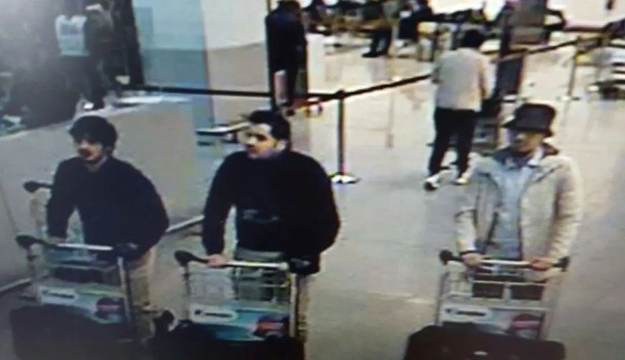 Otoritas Belgia merilis gambar tiga terduga pelaku serangan teror di Bandara Zaventem, ibu kota Brussels, Selasa (22/3/2016). Serangan di bandara menewaskan sedikitnya 14 orang. (BELGIAN FEDERAL POLICE/AFP)