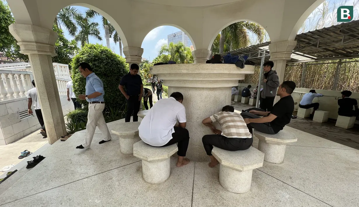 Para jamaah tampak berwudhu sebelum melaksanakan ibadah Salat Jumat di Masjid Al Serkal yang terletak di Islamic Center Phnom Penh, Kamboja, Jumat (5/5/2023). (Bola.com/Gregah Nurikhsani)