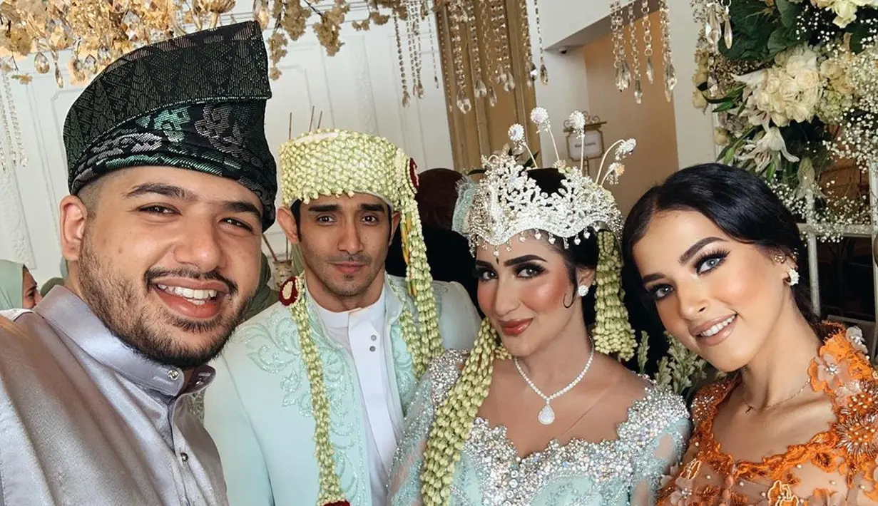 Tasya Farasya dan suami pun tampak hadir di pernikahan Tania Nadira. Sebelumnya, Tania juga hadir pada pernikahan Tasya 18 Februari 2018 silam. Pernikahan keduanya pun disebut sebagai pernikahan mewah yang menghabiskan dana miliaran rupiah. (Liputan6.com/IG/@tanianadiraa)
