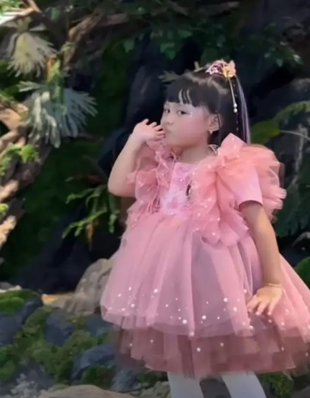 8 Potret Ameena tampil pede nyanyi di panggung dengan gaun pink, bikin gemes bak diva cilik