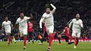 <p>Pemain Sevilla merayakan gol bunuh diri yang dicetak oleh pemain Manchester United, Harry Maguire pada laga leg pertama perempat final Liga Europa 2022/2023 di Old Trafford, Manchester, Jumat (14/04/2023) dini hari WIB. Laga berakhir dengan skor 2-2. (AFP/Darren Staples)</p>