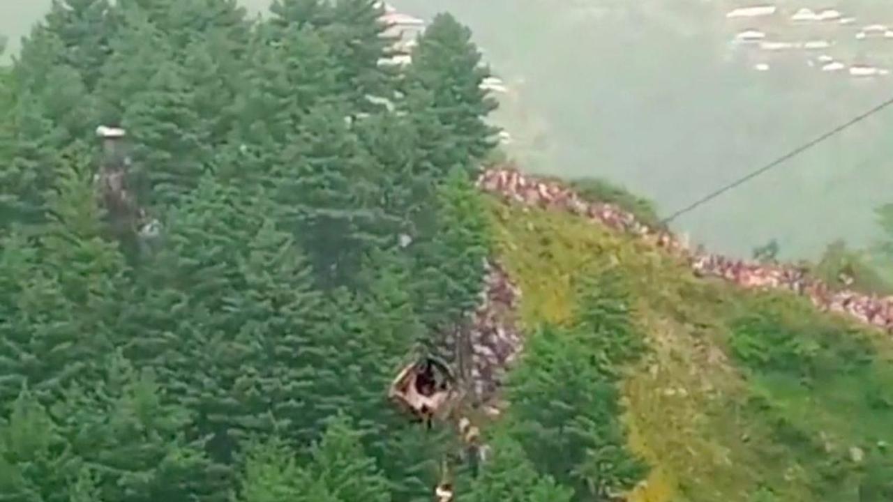 Momen menegangkan ketika salah satu penumpang kereta gantung dievakuasi menggunakan helikopter militer.