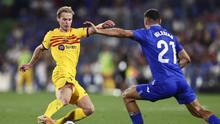 Frenkie de Jong dari Barcelona, kiri, dan Juan Iglesias dari Getafe menantang bola selama pertandingan sepak bola La Liga Spanyol antara Getafe dan FC Barcelona di stadion Coliseum Alfonso Perez di Getafe, Spanyol, Minggu, 13 Agustus 2023. (AP Photo/ Alvaro Medranda)