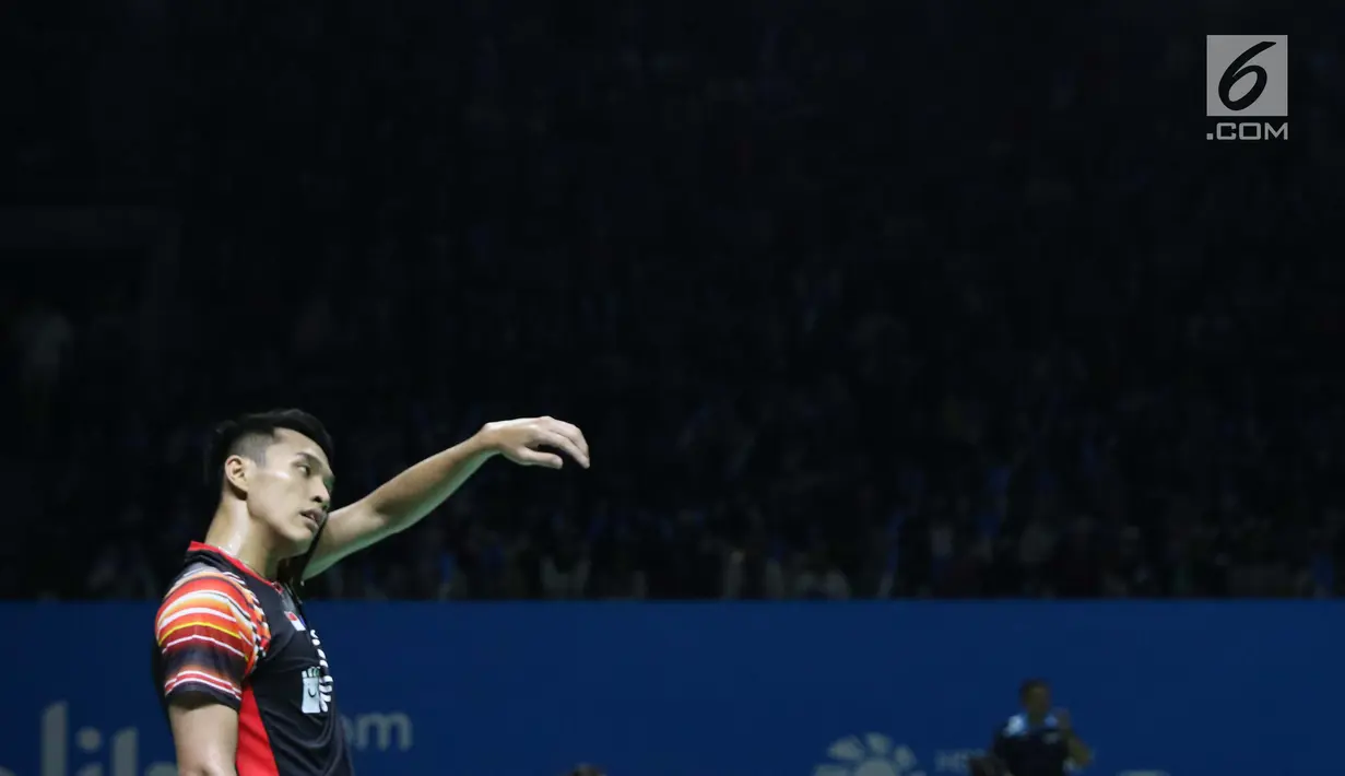 Pebulu tangkis tungal putra Indonesia, Jonatan Christie saat melawan Chou Tien Chen (Taiwan) di perempat final Indonesia Open 2019 di Istora Senayan, Jakarta, Jumat (19/7/2019). Jonatan Christie kalah 16-21, 21-18, 21-14. (Liputan6.com/Helmi Fitrhiansyah)