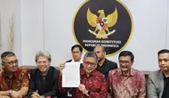 Sekjen PDIP menyerahkan amicus curiae dari Megawati Soekarnoputri ke Gedung Mahkamah Konstitusi (MK), Jakarta, Selasa (16/4/2024). (Liputan6.com/ Muhammad Radityo Priyasmoro)