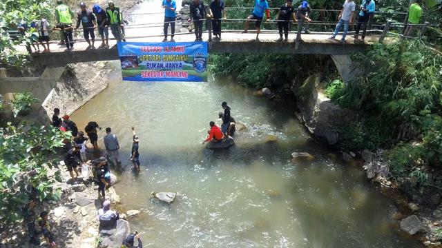 Komunitas Mancing Mania Banjarnegara didukung oleh AJI Kota Purwokerto dan sejumlah pihak lain melakukan gerakan pemulihan ekosistem sungai. (Foto: Liputan6.com/Rudal Afgani Dirgantara)