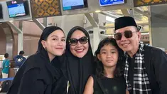 Inilah momen spesial Ayu Ting Ting mengantarkan Abdul Rozak dan Umi Kalsum berangkat umroh. Ternyata ibu Ayu sengaja mengajak calon besan atau ibu Lettu Fardhana ke tanah suci. (Liputan6.com/IG/@mom_ayting92_)