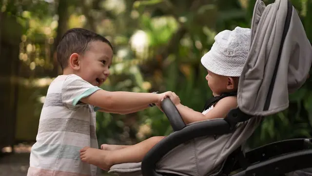 Potret Gemas Saat Anak Seleb Membantu Mengasuh Adiknya