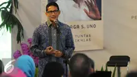 Sandiaga Uno memberikan sambutan saat peluncuran bukunya di Function Room Gramedia Matraman, Jakarta, Rabu (18/1). Buku yang berjudul Kerja Tuntas, Kerja Ikhlas itu ditulis Sandiaga selama 8 tahun. (Liputan6.com/Gempur M. Surya)