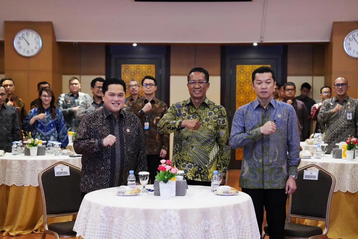 Menpora Erick bersama Menteri Hukum RI Supratman Andi Agtas, usai menandatangani penetapan 4 (empat) Peraturan Menteri Pemuda dan Olahraga (Permenpora)