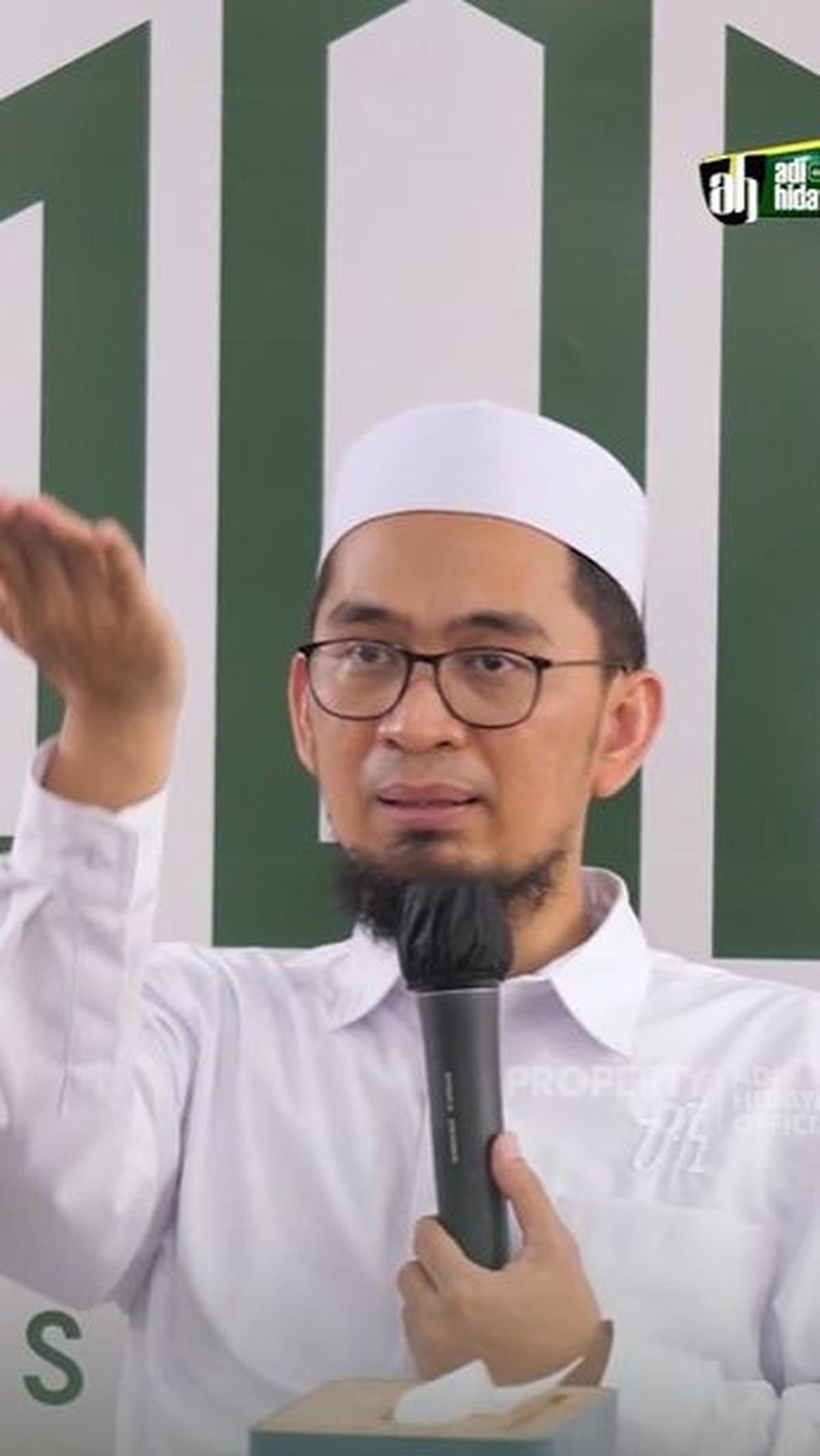 "Ini kelihatan sangat sederhana tapi sayang Allah kadang-kadang dilekatkan lewat ridhonya kedua orangtua," kata Adi Hidayat.