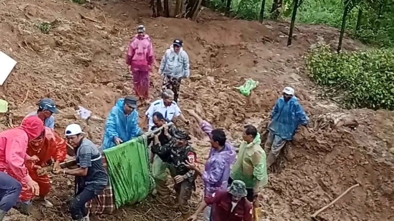 Evakuasi prajurit TNI yang hilang tertimbun longsor di Padang Panjang Barat.