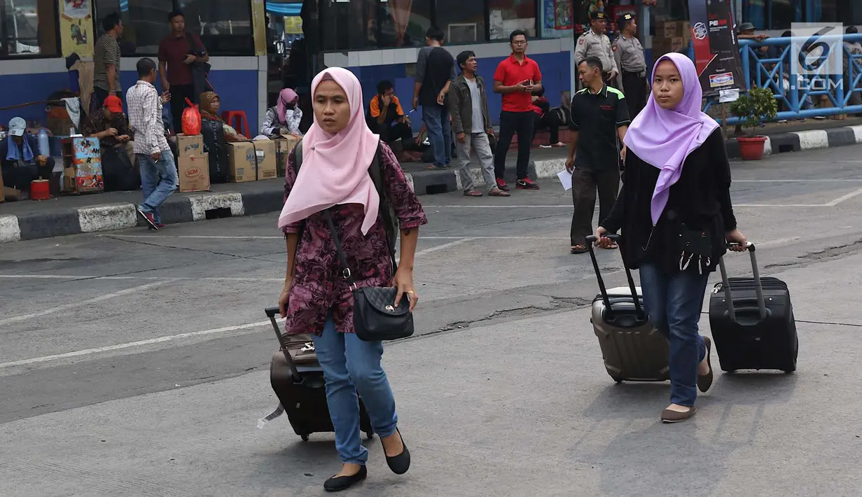 Calon pemudik membawa koper saat akan berangkat dari Terminal Kampung Rambutan, Jakarta, Jumat (8/6). Pada H-7 Lebaran, Terminal Kampung Rambutan sudah dipadati sekitar 6.225 pemudik dengan berbagai tujuan. (Liputan6.com/Immanuel Antonius)