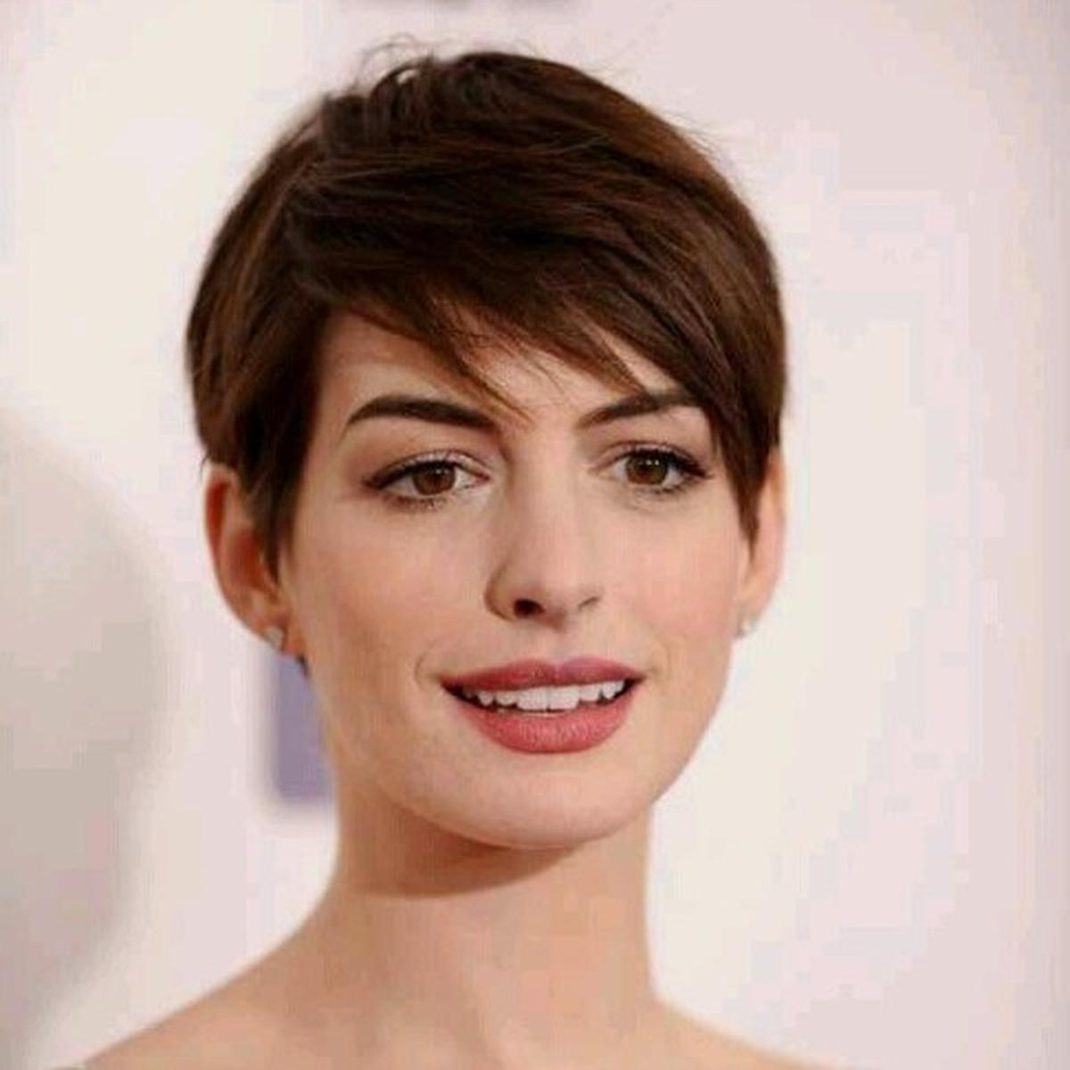 Potret Anne Hathaway dengan Rambut Asymmetrical Pixie-nya (©Pinterest)