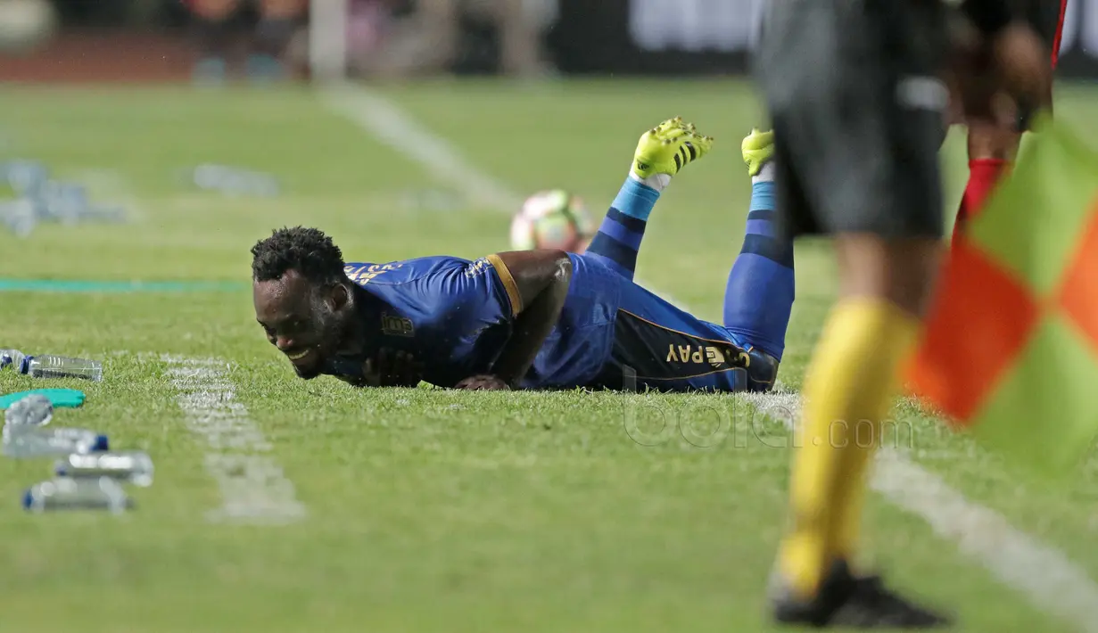 Michael Essien terjatuh usai  berebut bola dengan pemain Persipura pada lanjutan Liga 1 2017 di Stadion GBLA, Bandung, Minggu (7/5/2017). Persib menang 1-0. (Bola.com/Nicklas Hanoatubun)