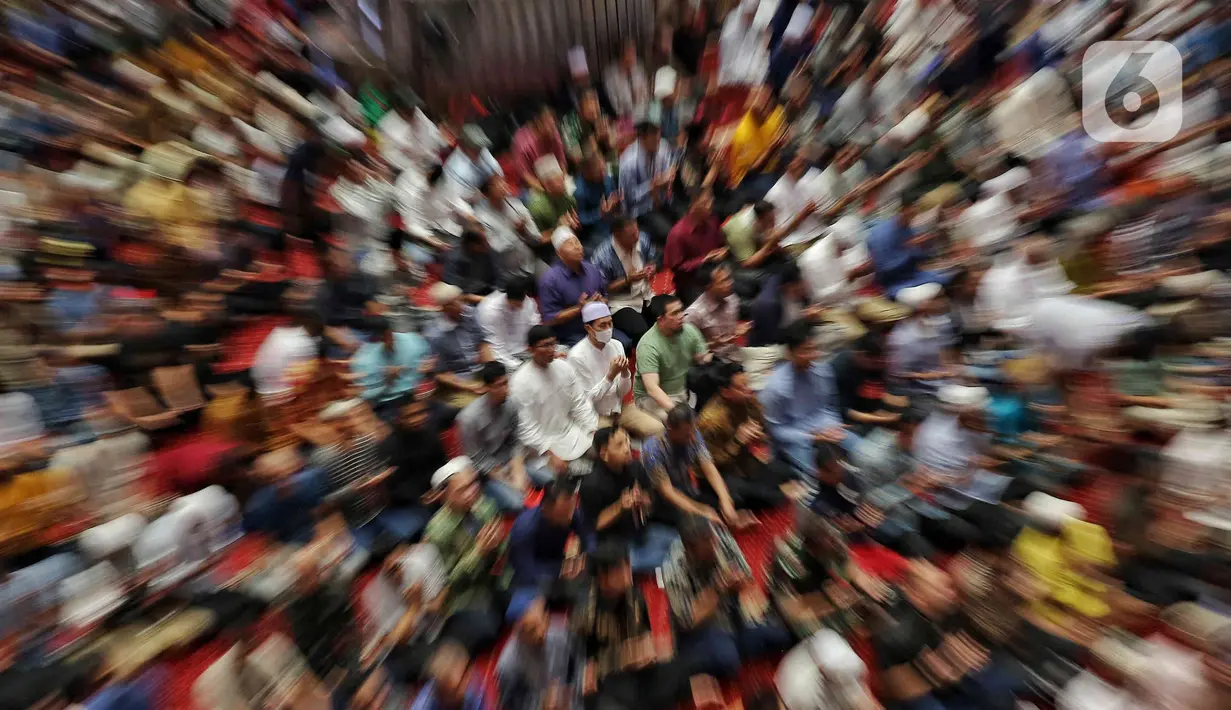 Salah satu umat Muslim memanjatkan doa sesaat setelah melaksanakan salat Jumat di Masjid Istiqlal, Jakarta, Jumat (7/3/2025). (Liputan6.com/Angga Yuniar