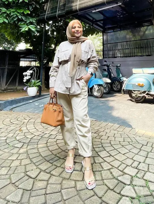 Selain gaya formal, gaya kasual Aurel Hermansyah juga tak kalah kece. Kali ini, ia tampil dengan OOTD nuansa earthy yang dilengkapi tas Hermesnya.  @aurelie.hermansyah.