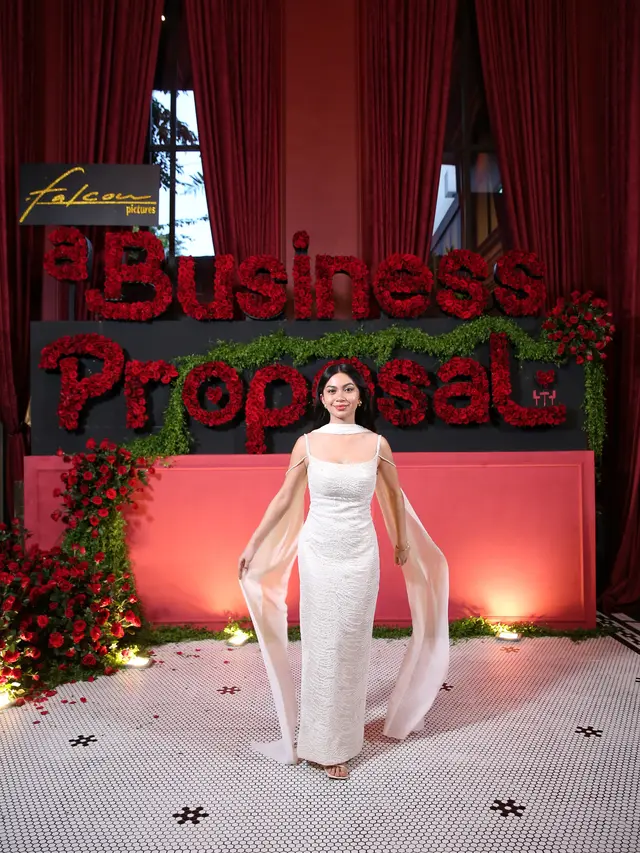 Potret Glamor Duo Bestie Ariel Tatum dan Caitlin Halderman di Gala Dinner A Business Proposal