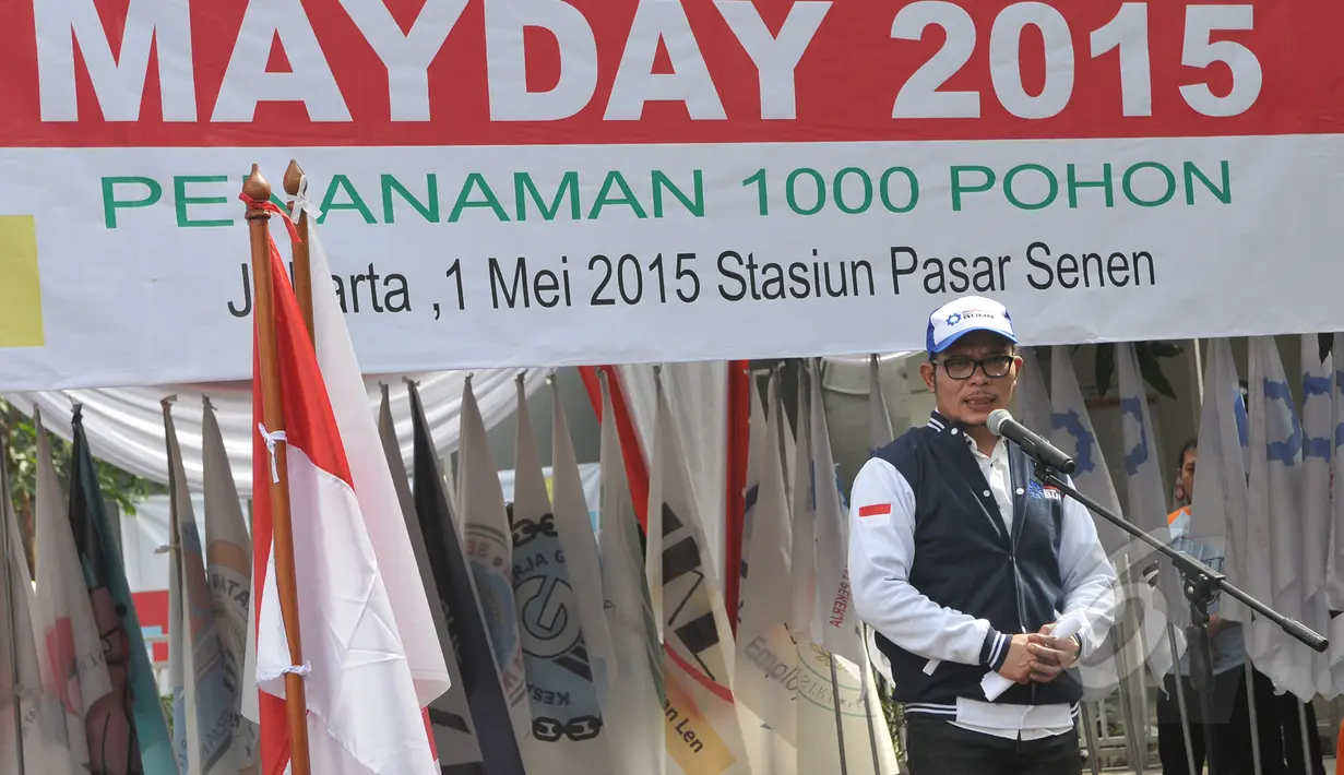 Menteri Tenaga Kerja Hanif Dhakiri memberi kata sambutan saat menghadiri peringatan hari buruh (May Day) di Stasiun Pasar Senen, Jakarta, Jumat (1/5/2015). (Liputan6.com/Herman Zakharia)