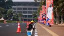 Sejumlah banner terbasang di sepanjang jalan masuk kompleks Stadion Utama Gelora Bung Karno (SUGBK), Senayan, Jakarta menjelang Piala Dunia FIBA 2023 pada Kamis (24/08/2023). (Bola.com/Bagaskara Lazuardi)