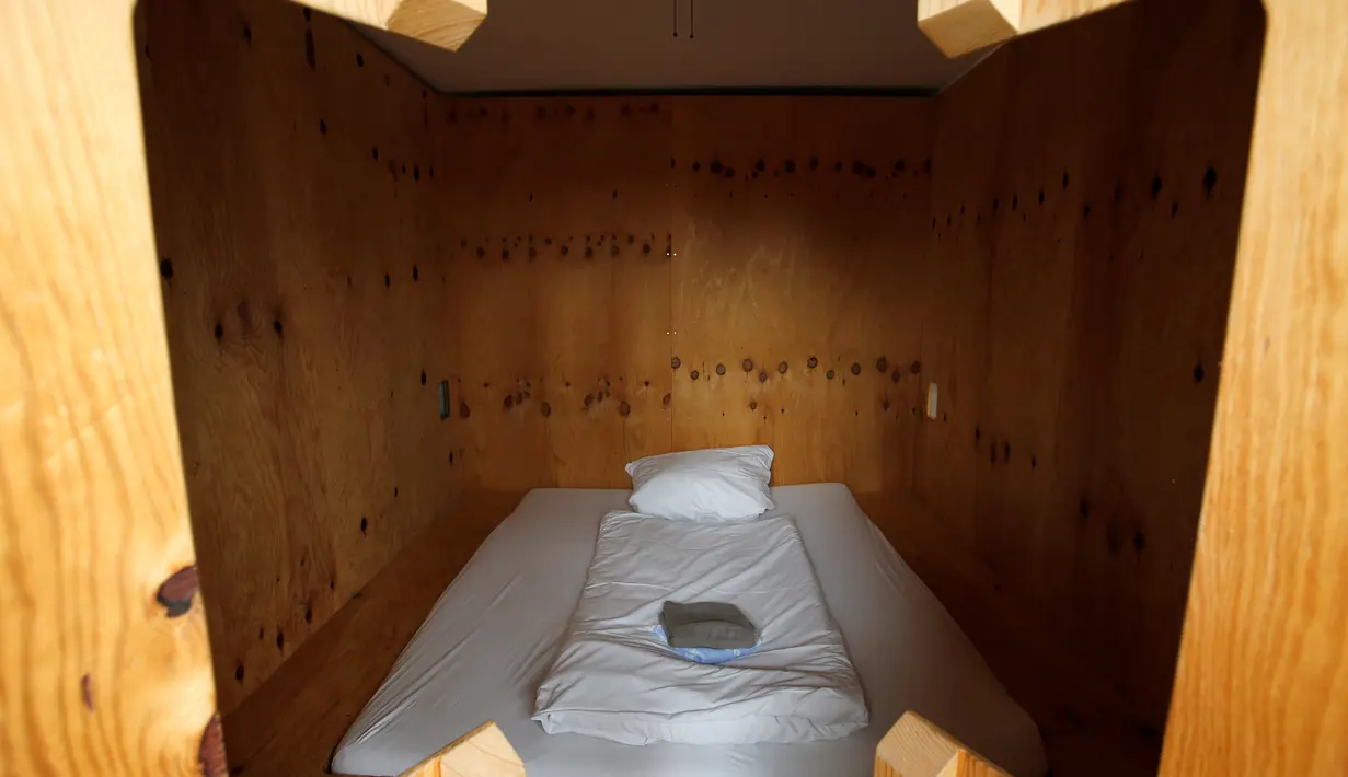 Sebuah kamar tidur untuk tamu dengan dinding berlapis kayu di "Grandhotel Cosmopolis" di Augsburg, Jerman, (27/7). Hotel ini dapat menampung sekitar 65 imigran dan wisatawan dari seluruh dunia. (REUTERS/Michaela Rehle)