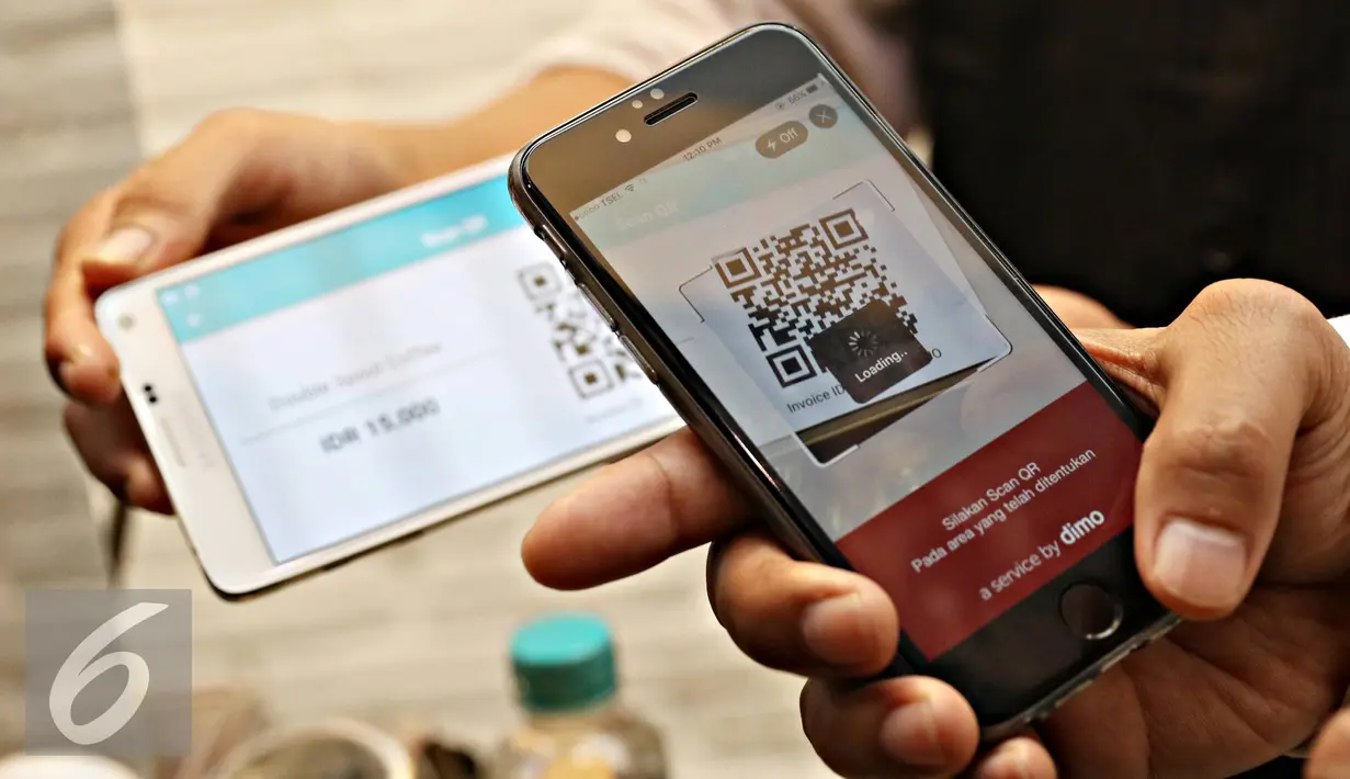 Pengunjung mencoba pembayaran digital Pay by QR di Jakarta, Kamis (3/3). Sistem Pay by QR terintegrasi pada layanan mobile banking bank maupun aplikasi uang elektronik yang dapat langsung digunakan sebagi sumber dana. (Liputan6.com/Immanuel Antonius)