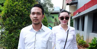 Didampingi kekasihnya, Zaskia Gotik datang ke Direktorat Reserse Kriminal Khusus Polda Metro Jaya, Kamis (24/3/2016). (Deki Prayoga/Bintang.com)