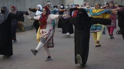 Para wanita mengikuti sesi yoga di luar Taman Shalimar yang bersejarah, Lahore, Pakistan, Minggu (20/6/2021). Hari Yoga Internasional diperingati setiap tanggal 21 Juni. (AP Photo/K.M. Chaudary)