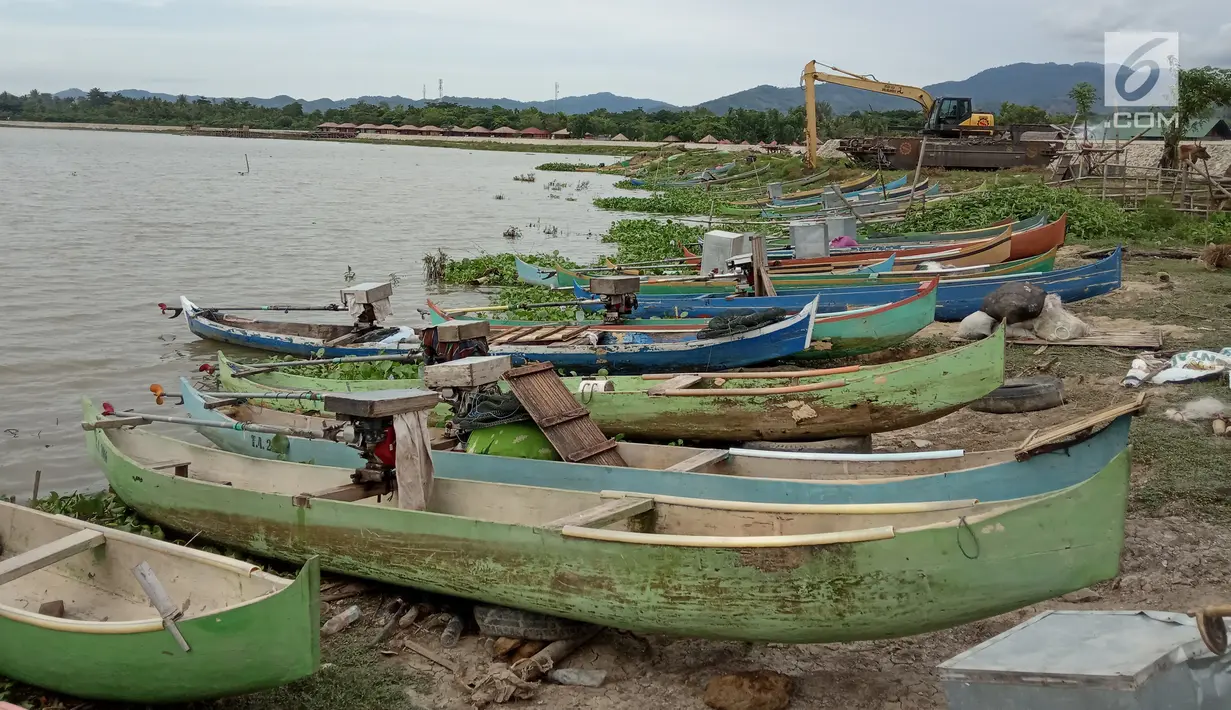 Sejumlah perahu bersandar di Danau Limboto, Gorontalo (20/12). Danau Limboto Gorontalo kian mengering akibat revitalisasi berhenti dan mengalami pendangkalan yang begitu luar biasa. (Liputan6.com/Arfandi Ibrahim)