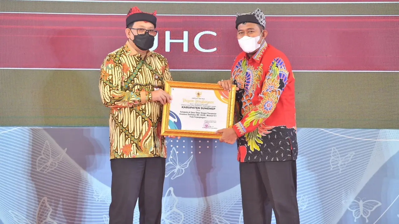 Bupati Sumenep Achmad Fauzi saat menerima penghargaan. (Dian Kurniawan/Liputan6.com)