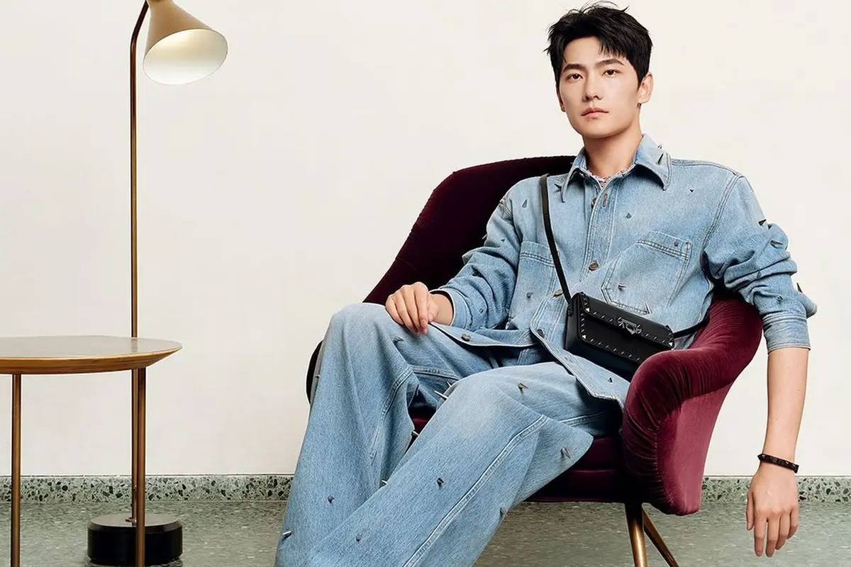 Gaya Menawan Yang-Yang, Aktor China yang Saingi Suga BTS Sebagai BA Valentino