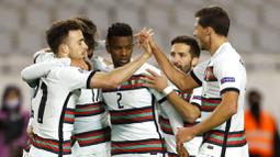 Para pemain Portugal merayakan gol yang dicetak oleh Joao Felix ke gawang Kroasia pada laga UEFA Nations League di Stadion Poljud, Rabu (18/11/2020). Portugal menang dengan skor 3-2. (AP/Darko Bandic)