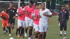 Para pemain Persija melakukan pemanasan dengan berlari bersama saat menjalani latihan di Lapangan Yon zikon 13, Jakarta, Jumat (9/1/2015).  (Liputan6.com/Miftahul Hayat) 