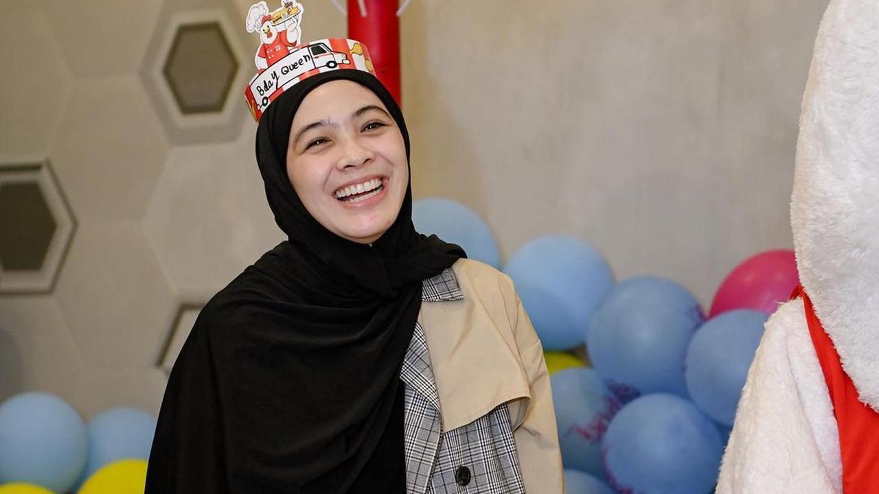 Di usianya yang tak muda lagi ibu tiga anak ini memiliki hobi unik. Ia gemar naik moge. Bahkan Dian Ayu pernah ikut touring bareng komunitas moge.