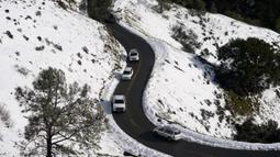 Pengendara melintasi Summit Road di Mount Diablo State Park, Walnut Creek, California, Amerika Serikat, 27 Februari 2023. Di California, Layanan Cuaca Nasional mengatakan serangkaian sistem badai musim dingin akan terus bergerak ke negara bagian itu setelah warga beristirahat sejenak dari cuaca buruk. (AP Photo/Godofredo A. Vásquez)