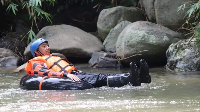 Bupati Bone Bolango saat mencoba adrenalin di wisata arung jeram Longalo River Tubing (Arfandi Ibrahim/Liputan6.com)
