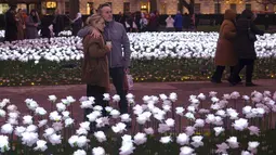 Taman kota terang benderang berkat instalasi 25 ribu buah hiasan mawar yang menyinari malam. (AP Photo/Vadim Ghirda