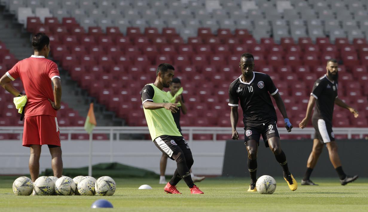 Pemain Arema FC, Makan Konate, mengontrol bola saat latihan di SUGBK, Jakarta, Jumat (2/8). Jelang hadapi Persija, skuat Arema jajal Stadion GBK. (Bola.com/YoppyRenato)