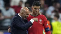 Bintang Portugal, Cristiano Ronaldo dan pelatihnya Roberto Martinez setelah kemenangan timnya atas Slovenia di babak 16 besar Euro 2024, Selasa (2/7/2024) dini hari WIB. (AP Photo/Matthias Schrader)