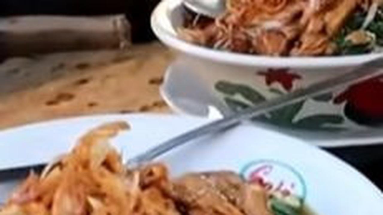 Murah Meriah dan Bikin Ngiler Mi Kangkung Bumbunya Kental, Hanya Rp20 Ribu Per Porsi 'Halal