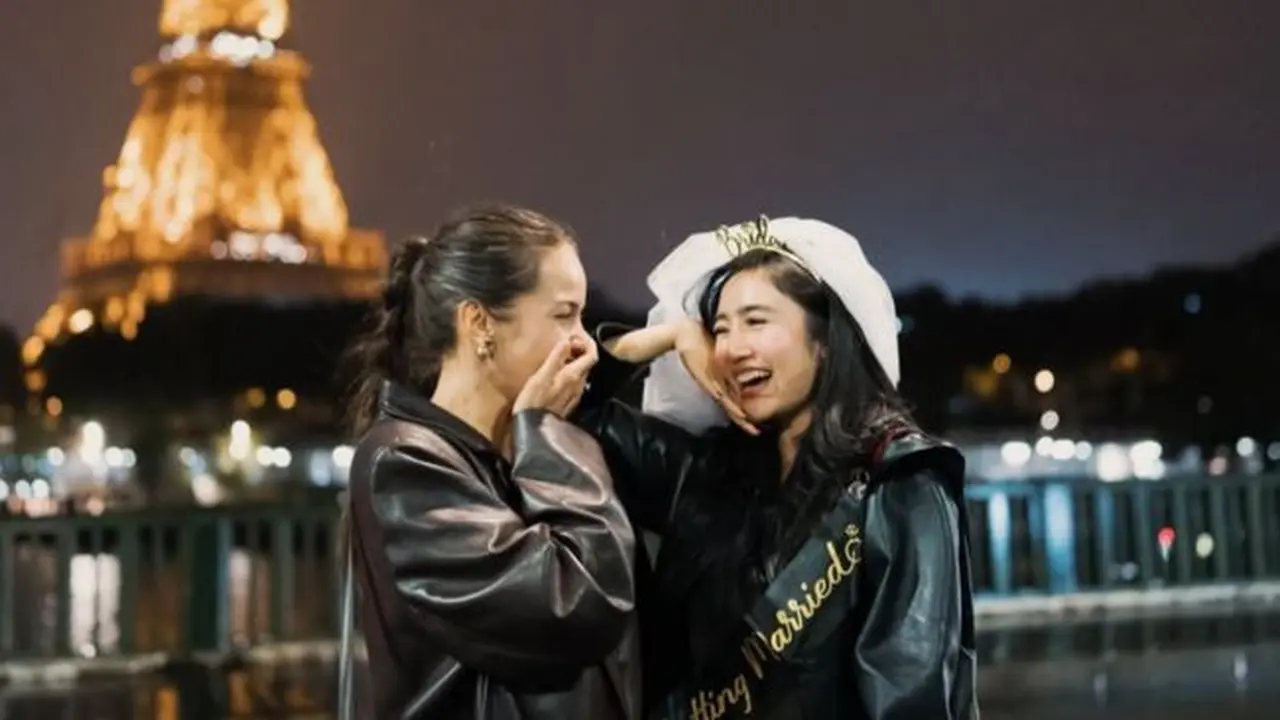 Gaya modis Febby Rastanty dan Enzy Storia di Paris. (credit:instagram.com/medinadinaaa)