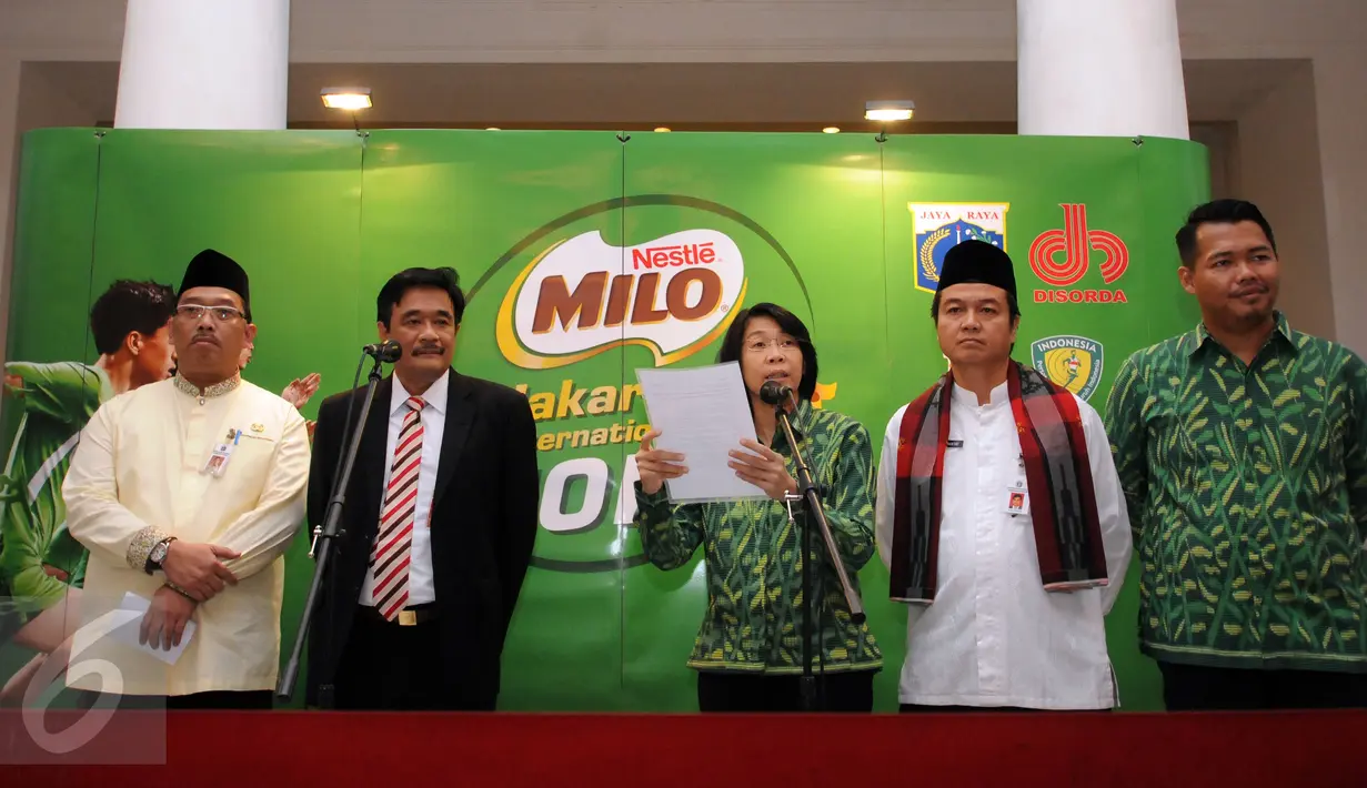 Business Executive Manager Beverages Nestle Indonesia, Prawita Soemadijo (tengah) membacakan sambutan saat jumpa pers Jakarta 10K di Balaikota Jakarta, Kamis (16/6). Jakarta 10K 2016 berlangsung pada 24 Juli. (Liputan6.com/Helmi Fithriansyah)