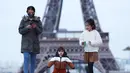 Seorang ibu dan anak-anaknya berjalan-jalan di Lapangan Trocadero dekat Menara Eiffel di Paris, Prancis, pada 16 November 2020. Prancis pada Senin (16/11) melaporkan tambahan 506 kematian akibat virus corona COVID-19, lebih tinggi dibandingkan 302 kematian pada Minggu (15/11). (Xinhua/Gao Jing)