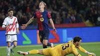 Pemain depan Barcelona asal Spanyol Daniel Olmo (tengah) gagal mencetak gol melewati kiper Rayo Vallecano asal Argentina Augusto Batalla selama pertandingan sepak bola liga Spanyol antara FC Barcelona dan Rayo Vallecano de Madrid di Estadi Olimpic Lluis Companys di Barcelona pada 17 Februari 2025.LLUIS GENE / AFP