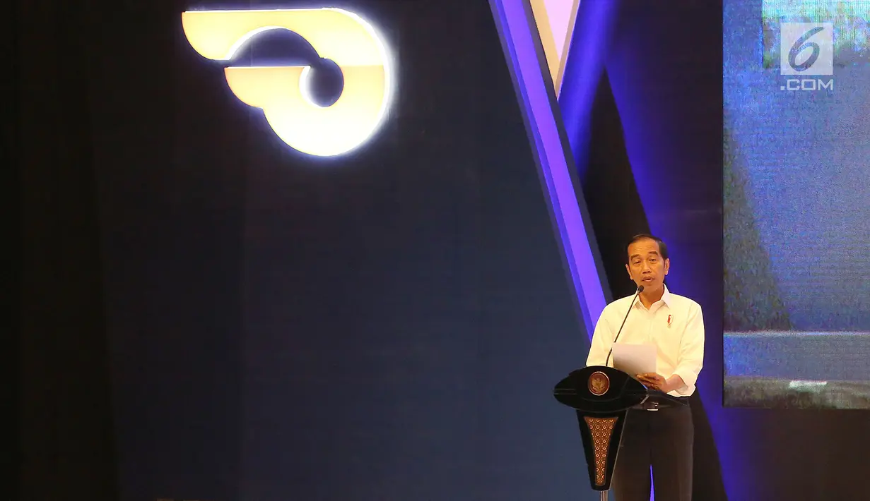 Presiden Joko Widodo memberikan sambutan pada pembukaan GAIKINDO Indonesia International Auto Show (GIIAS) 2018 di ICE BSD, Tangsel, Kamis (2/8). Ada 40 kendaraan baru dan konsep yang akan dirilis di panggung GIIAS 2018. (Liputan6.com/Fery Pradolo)