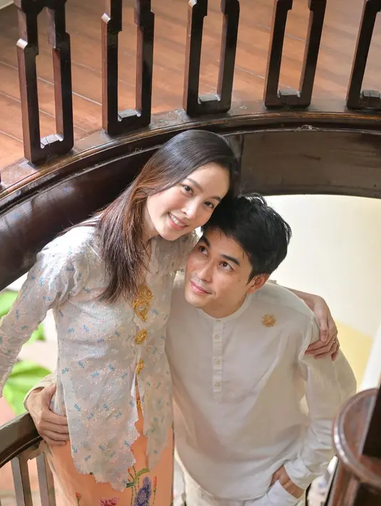 Keduanya tampak khusyuk dalam beribadah. Kebahagiaan terpancar di raut wajah kedua calon pengantin ini. [@ikorn_photography]