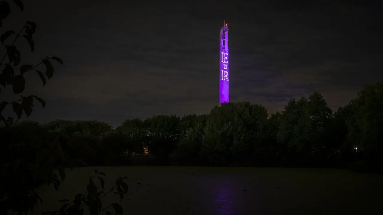 National Lift Tower yang Dinyalakan Untuk Mendiang Elizabeth II.