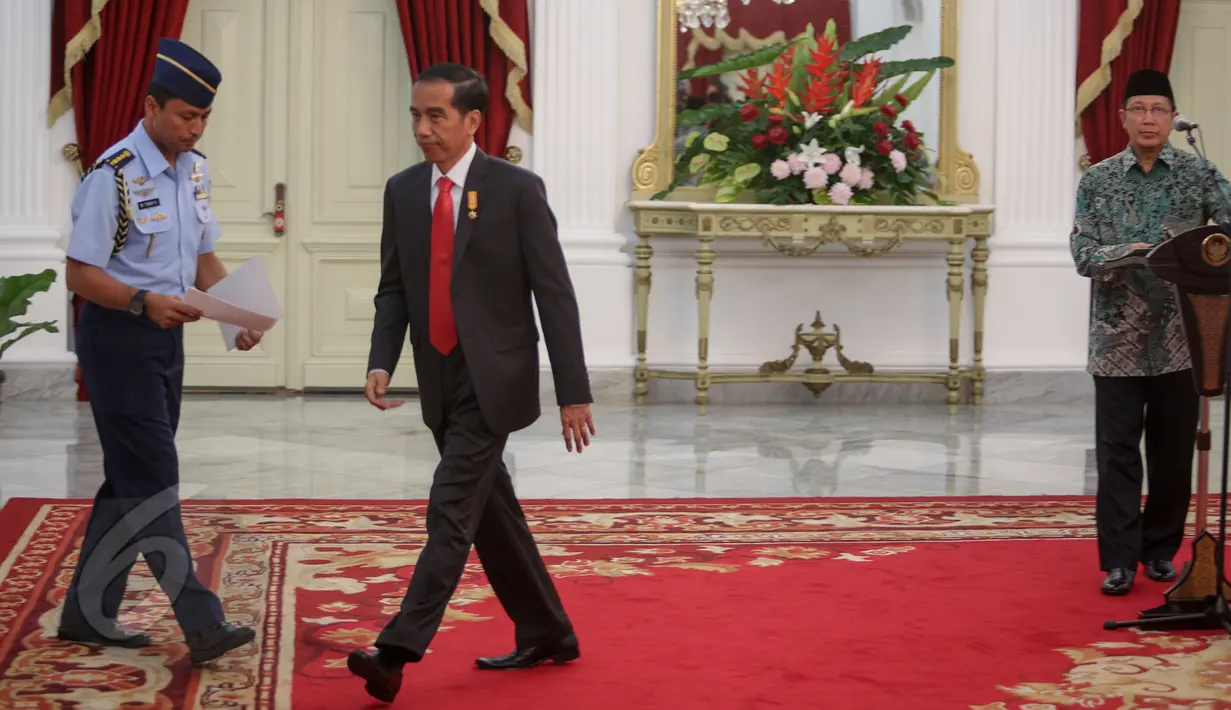 Presiden Joko Widodo berjalan usai memberikan keterangan pers terkait penurunan Biaya Penyelenggaraan Ibadah Haji (BPIH) Tahun 2015 di Istana Merdeka. Jakarta, Rabu (27/5/2015). (Liputan6.com/Faizal Fanani)