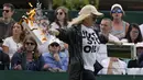 <p>Seorang pengunjuk rasa Just Stop Oil berlari ke Court 18 dan melepaskan confetti pada hari ketiga kejuaraan tenis Wimbledon di London, Rabu, 5 Juli 2023. (AP Photo/Alastair Grant)</p>